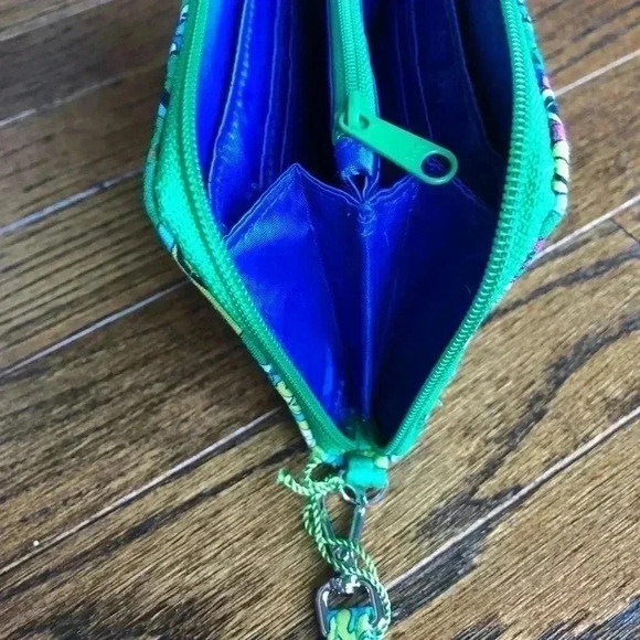 NWT Vera Bradley Zip-Around Wristlet Emerald Green Paisley - Picture 9 of 10